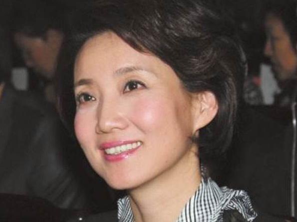 国民女神李修平：播音26年人美心善，57岁无儿无女留下遗憾