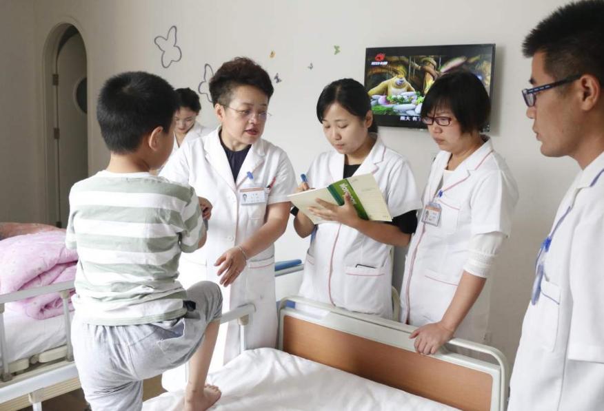 小孩玩502胶意外被粘住,5岁小男孩拿502乱涂