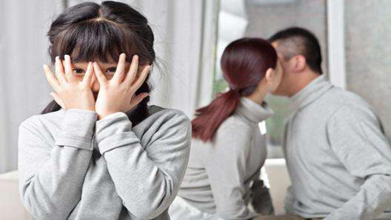 父母同房时被孩子撞见咋办？这3种方法，既能化解尴尬又能教育孩子
