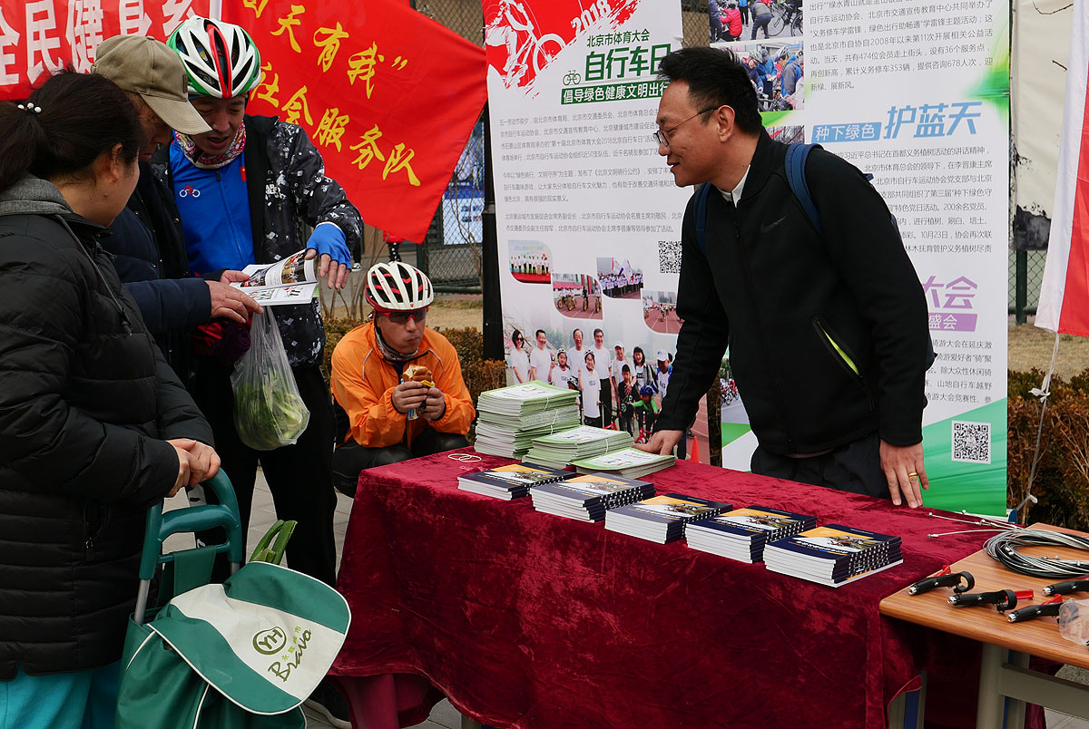 学雷锋免费修车,他们骑自行车去上学