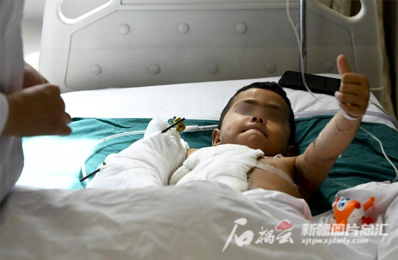 1400公里7小时救助断臂男孩,1400公里陆空接力和田断臂男孩