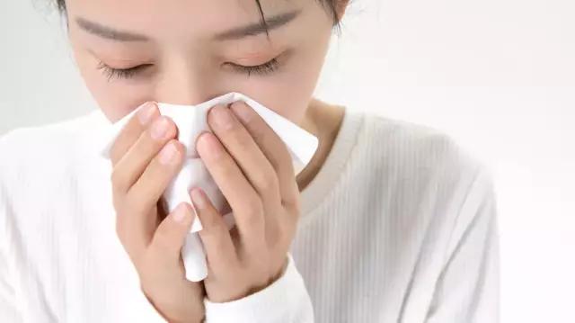 打喷嚏鼻塞和过敏性鼻炎的区别,过敏性鼻炎同时伴随鼻塞
