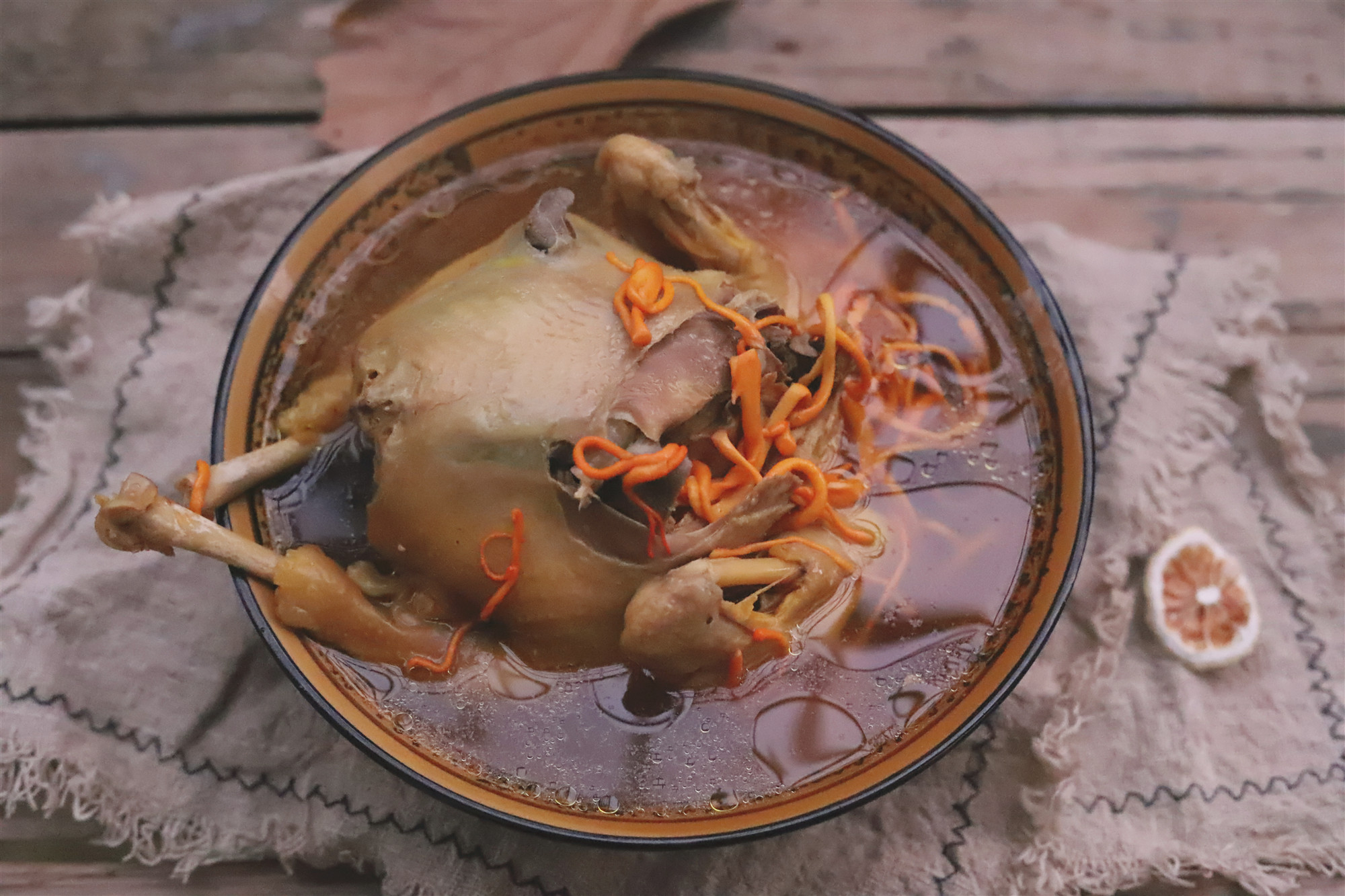 虫草花用来炖鸡汤是绝配，暖胃滋补还简单，别错过了