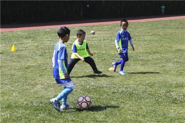 昆明成人足球训练,儿童足球基本功训练两对踢