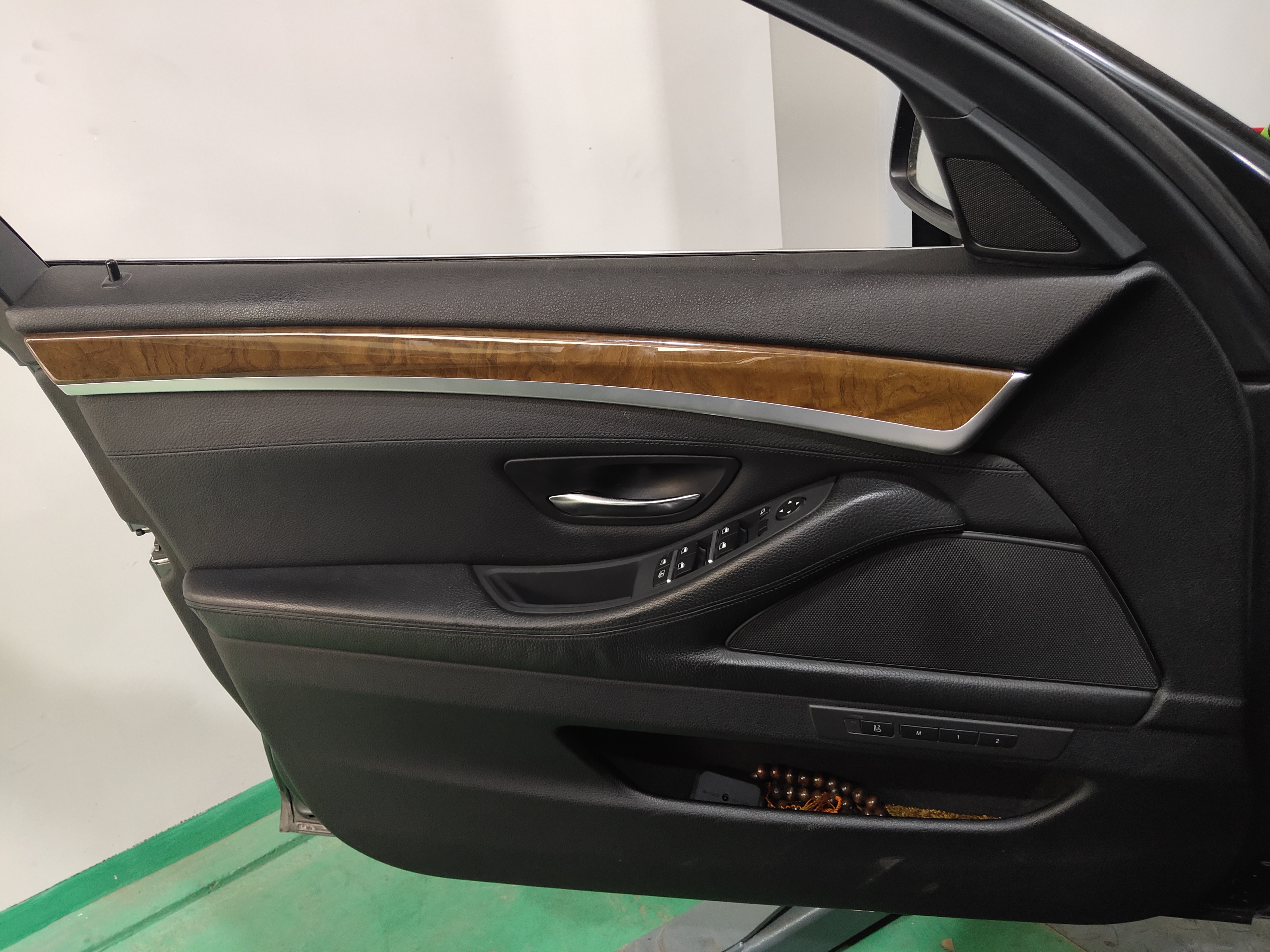 宝马525车门把手的塑料老化,宝马门内拉手橡胶老化怎么解决