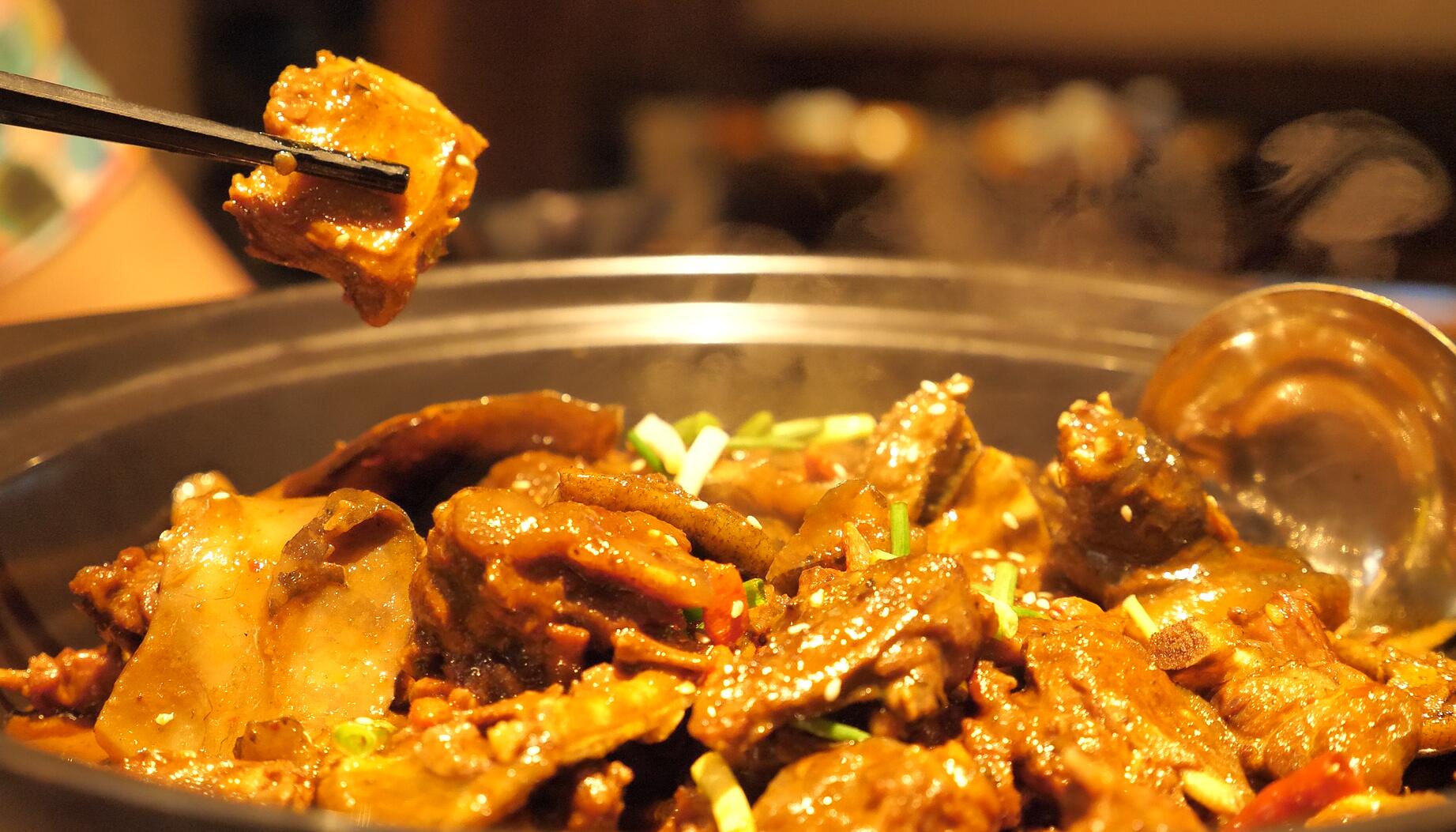 寻味武汉:天使与魔鬼的集合,洞庭街有家火爆的网红咖啡酒吧