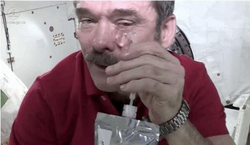 在太空里，流泪、拧毛巾、洗头发是啥样？原来这么神奇