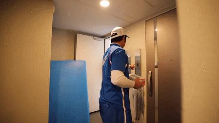 “变态”到极致的日本人，连搬家都不放过，网友拍下全过程！