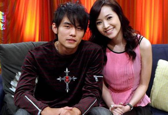 侯佩岑的所有恋情,侯佩岑的妈妈和她老公十指紧扣