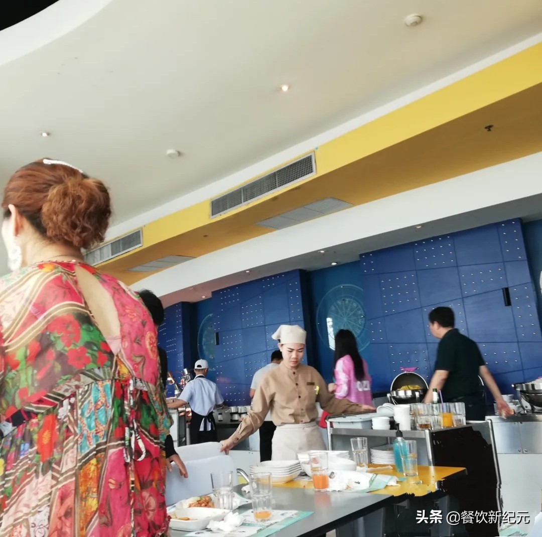 去吃自助被服务员怒怼,中国人在泰国吃自助餐