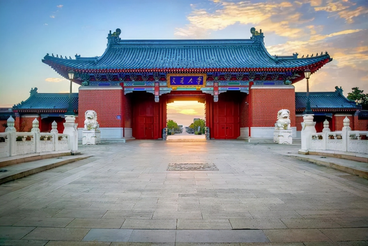 中国985高校著名的法学院有哪些,法学和文学都很强的985高校