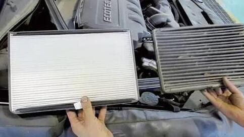 空调刚开的时候有尿味 (空调打开有一股尿骚味儿为什么)