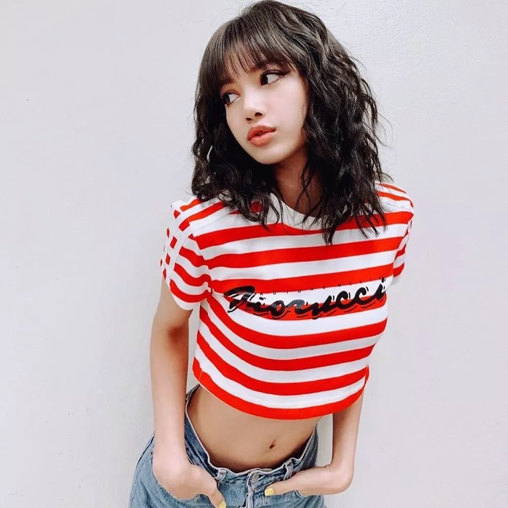 人间芭比lisa白色衣服跳舞,人间芭比lisa穿蓝衣服跳舞