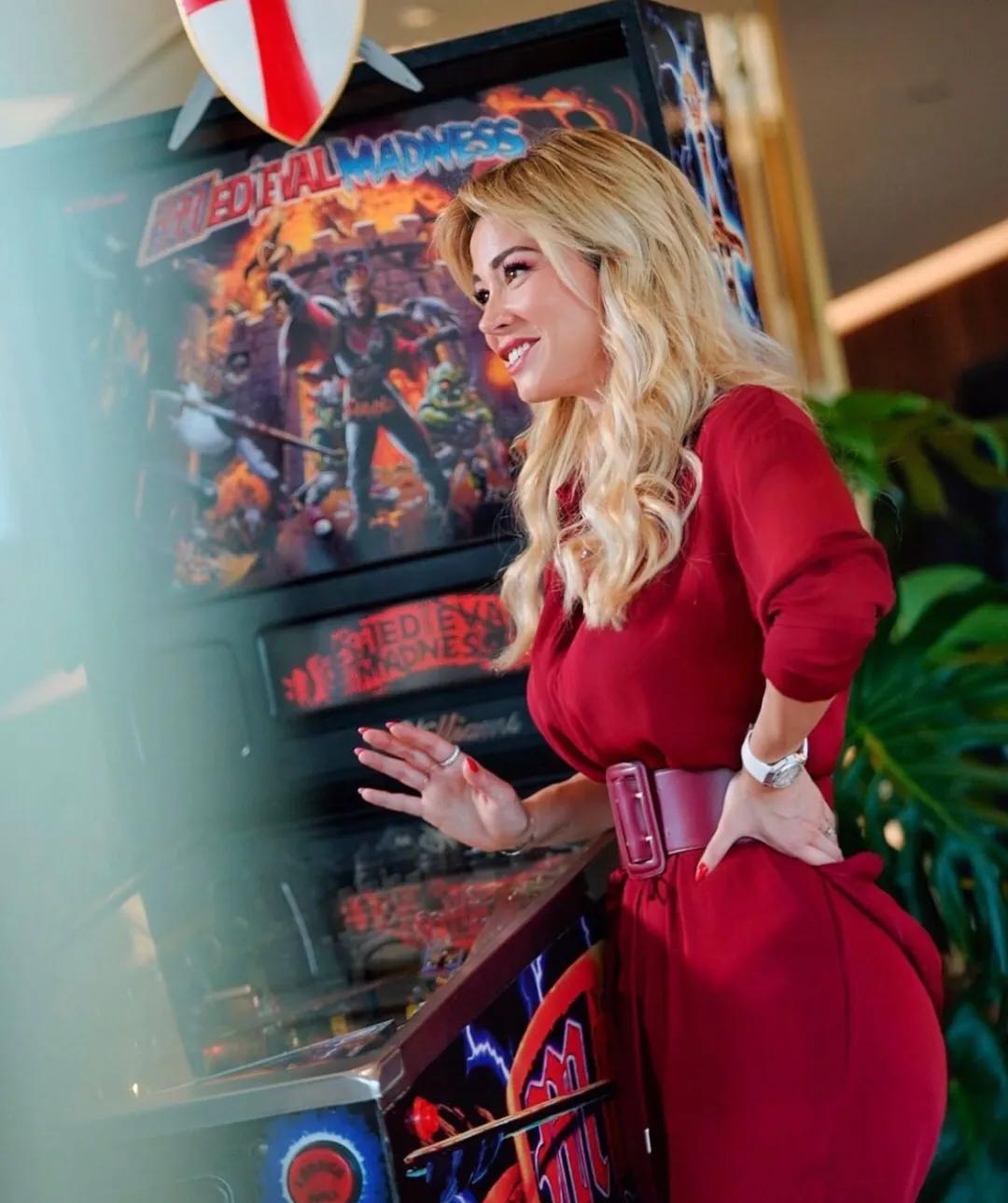 意大利宅男女神！36D好身材，700万粉丝被她撩疯了