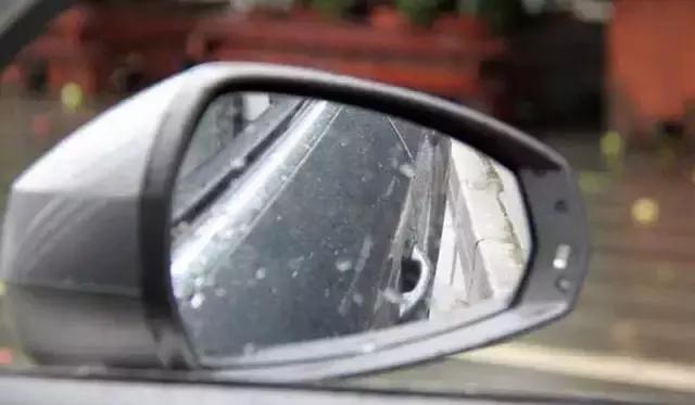 后轮掉下路肩蹭坏保险杠,车前保险杠下面蹭到路肩石