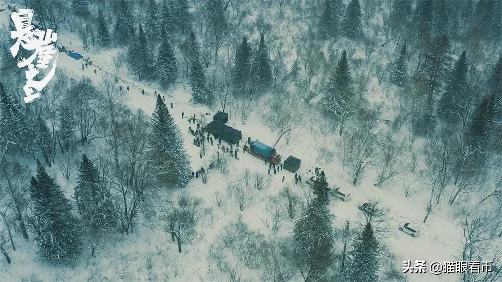 从悬崖下往上看,从悬崖往下看