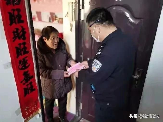 变的是“角”色不变的是“警”色