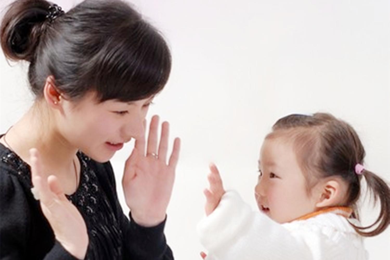 打嘴巴、扯头发、戳眼睛，为什么总是“攻击”妈妈？原因让人无奈