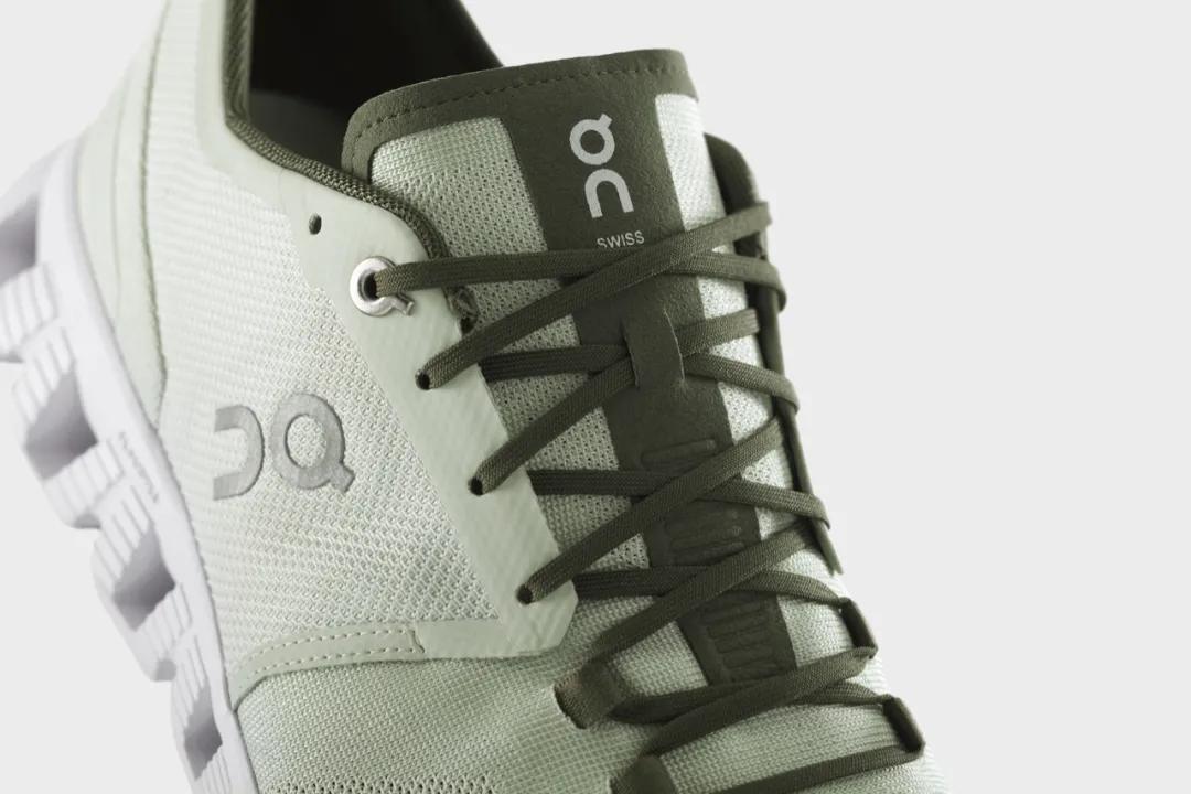 刘嘉玲穿运动鞋,54岁的刘嘉玲穿运动装登山