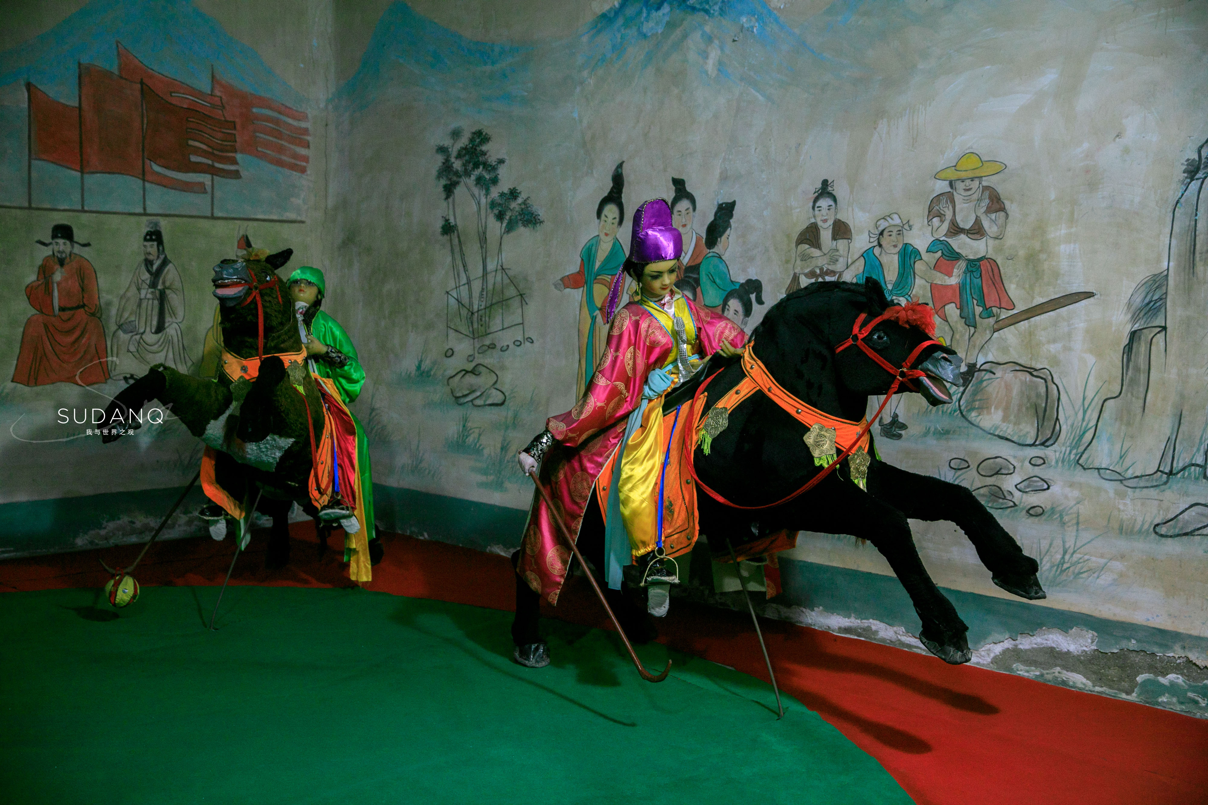 进入乾陵门口的石像,被真人雕像吓到