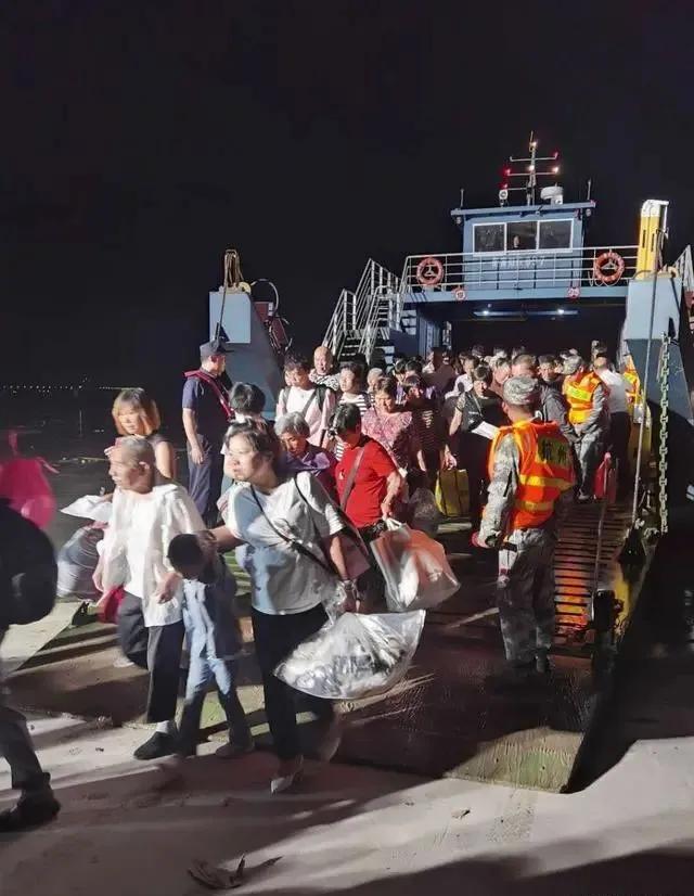 9孔全开水库泄洪,9孔全开