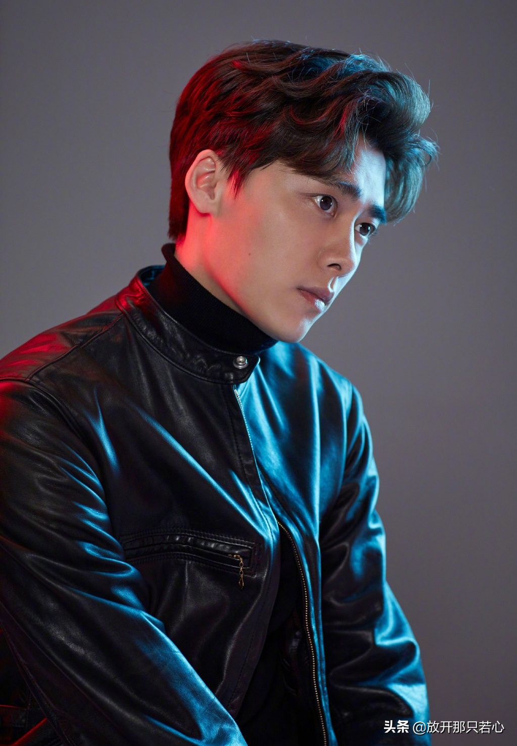 李易峰穿机车皮衣机场,李易峰机车服