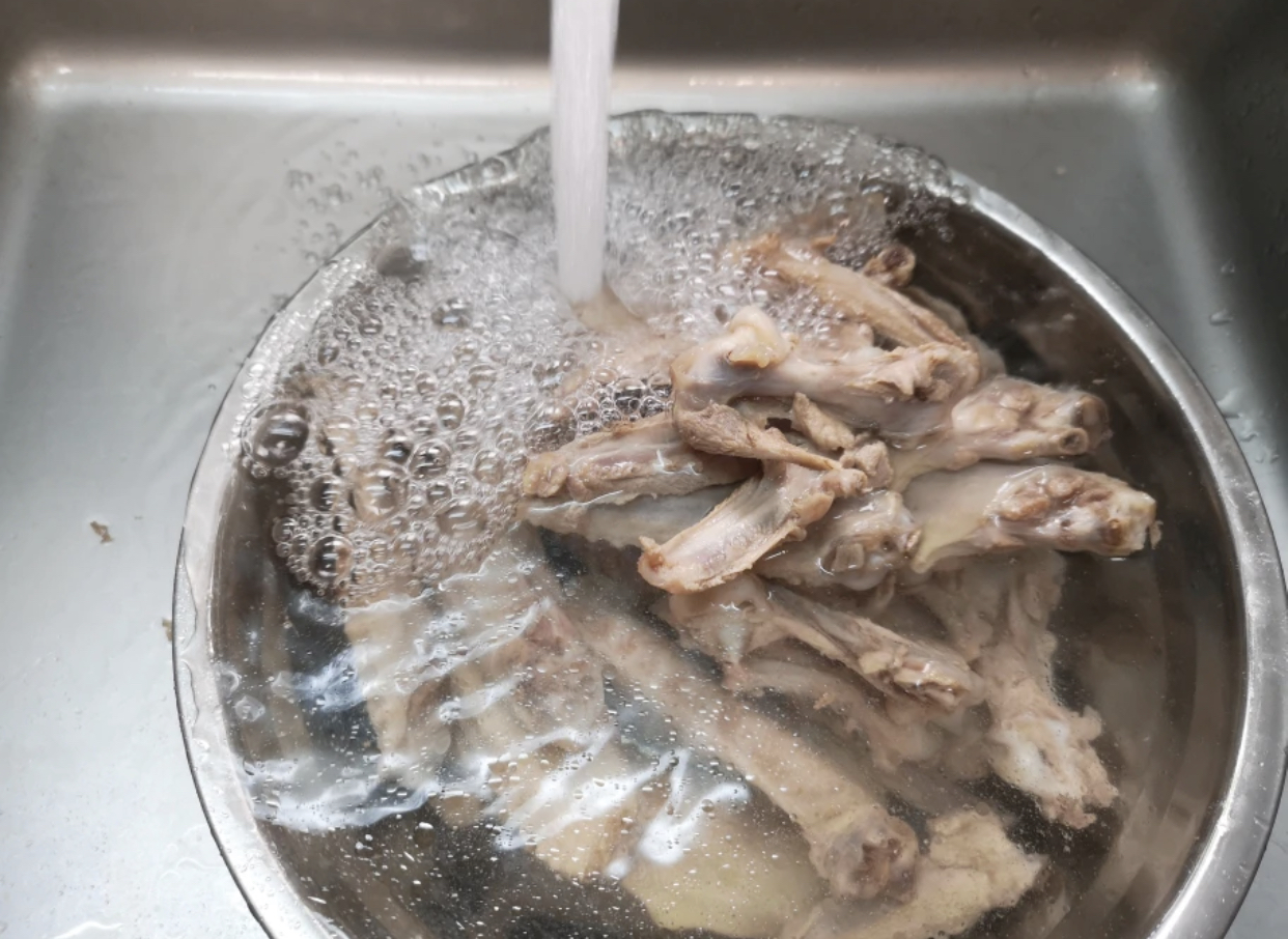 周黑鸭卤鸭翅和锁骨,周黑鸭甜辣卤鸭翅