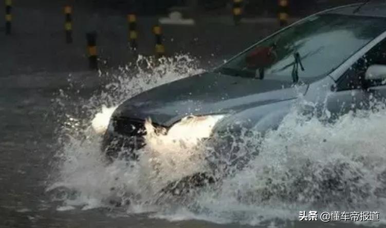 下暴雨被困车内如何自救,雨天行车被困自救方法