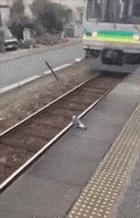 搞笑GIF：妹子，你在练什么呢，我去陪你啊