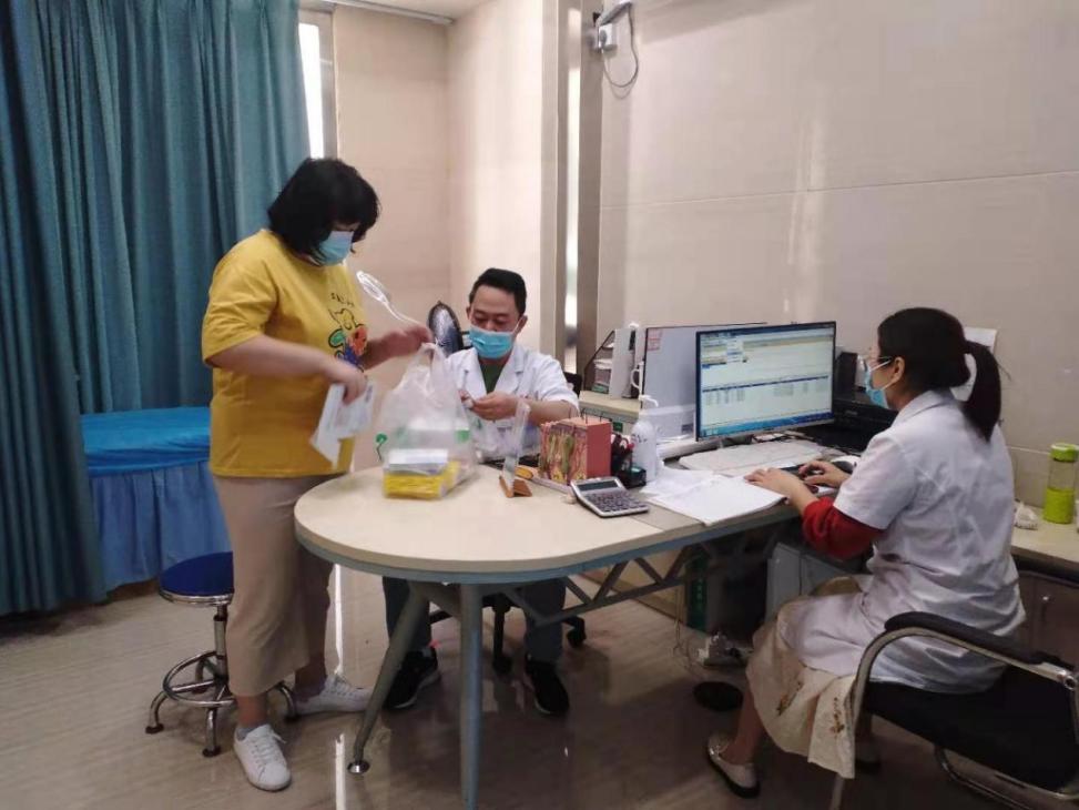 宝妈皮肤过敏怎么办,过敏性皮炎皮肤痒怎么办