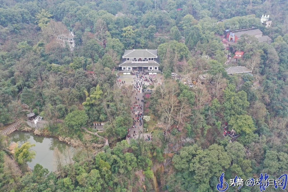 登顶凤凰山俯瞰达城风光,记者拍摄的现场画面