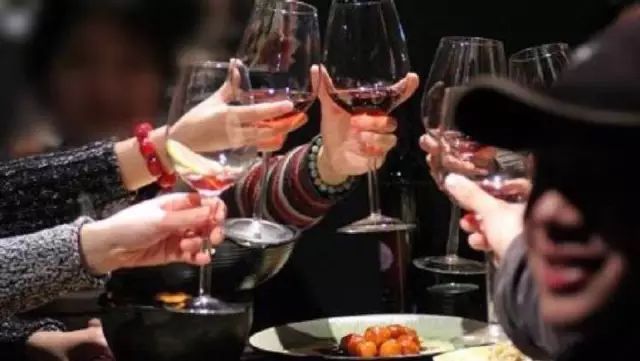 怎样喝酒才不伤身体,一个人喝酒怎么喝比较尽兴