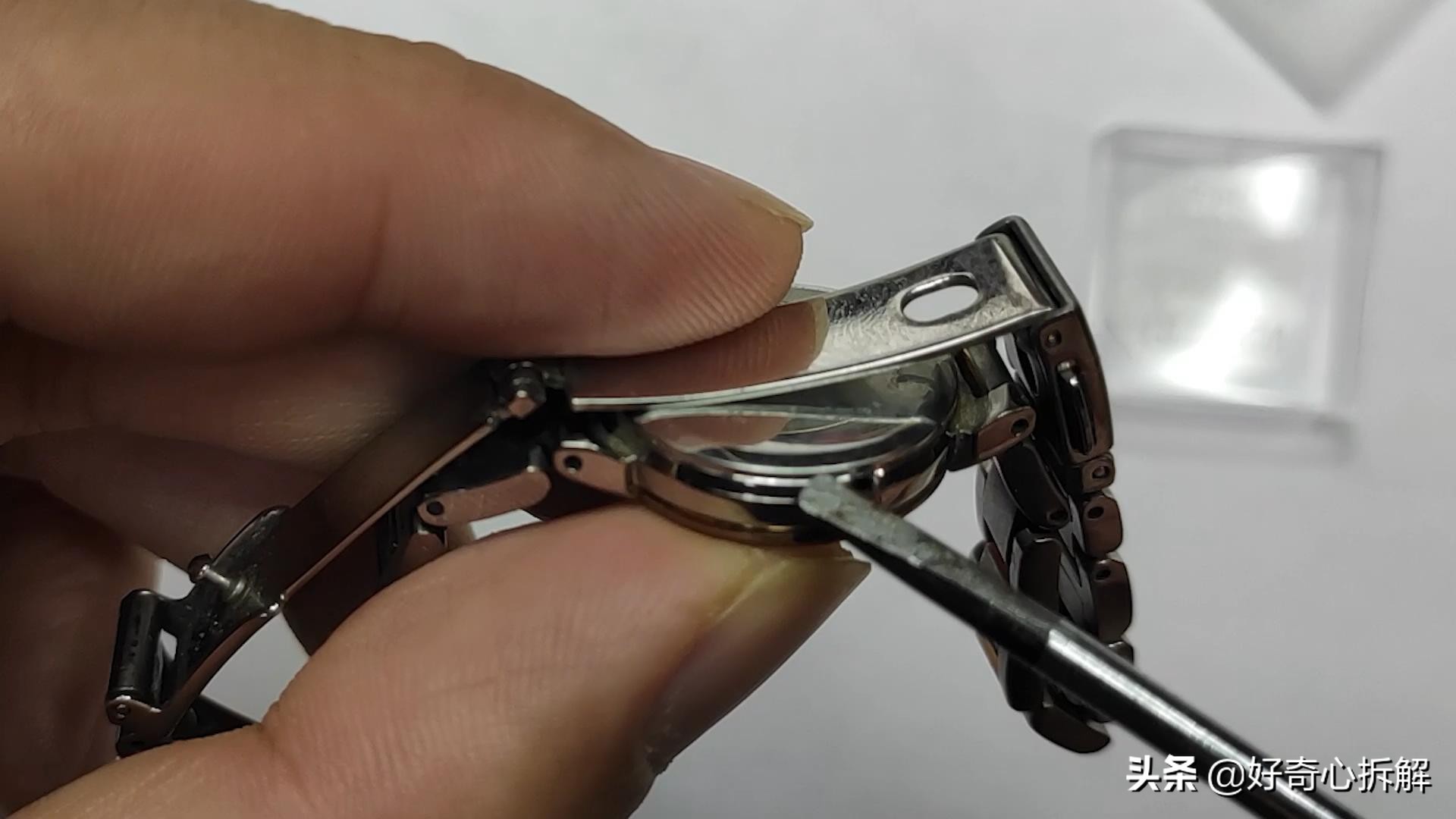 西铁城光动能电池如何正确充电,西铁城光动能手表换电池教程