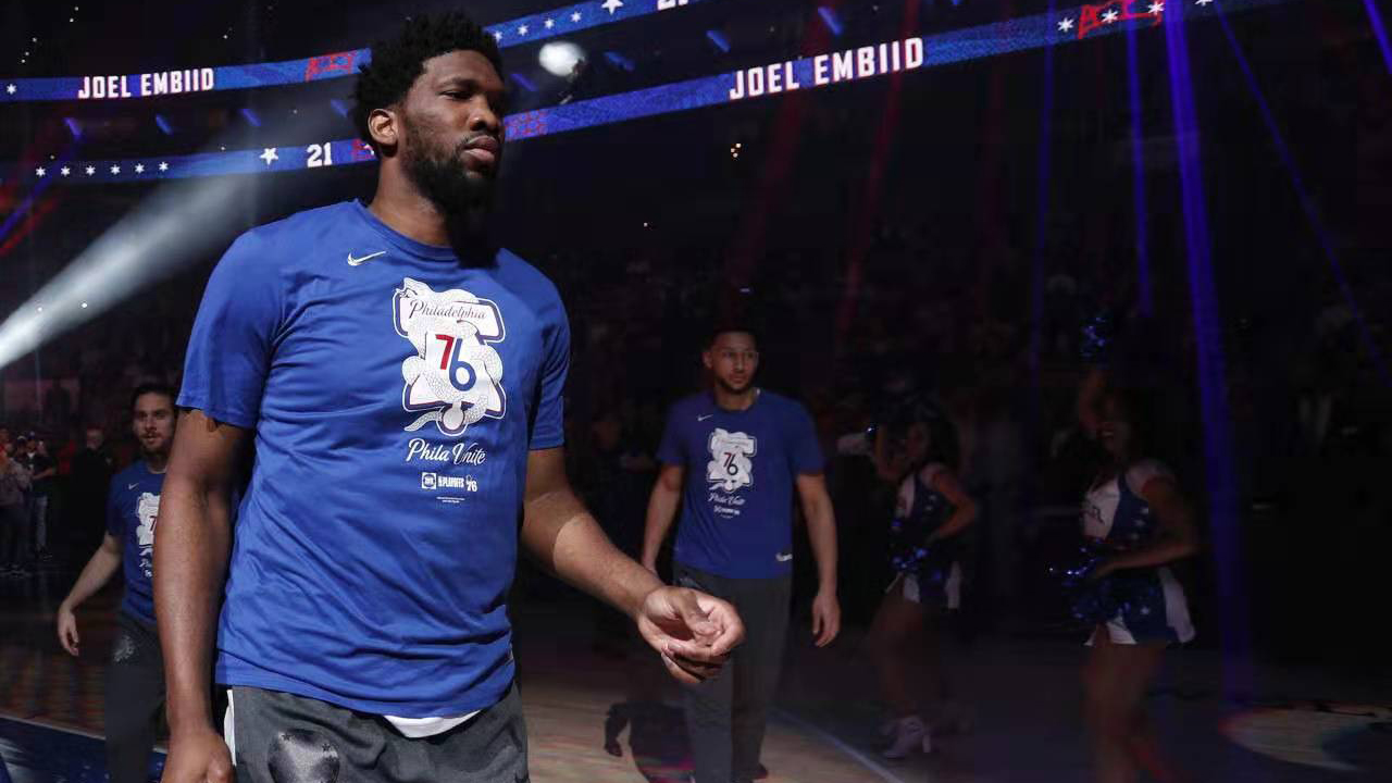 韧带撕裂+手术！1.48亿巨星被队医坑惨，76人慌了，湖人又迎大敌