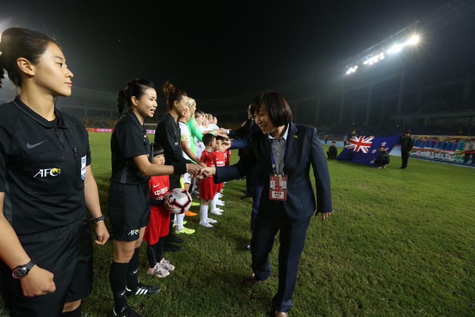 韩国女明星给中国粉丝惊喜,韩国女裁判惊艳全场