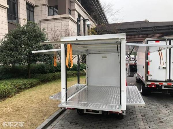 还在用僵尸车、三轮车摆摊?时代不同了,带你看看真正的地摊神车