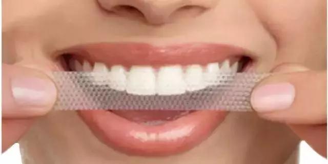 用柠檬牙齿变白的小妙招,柠檬去牙黄最有效的方法