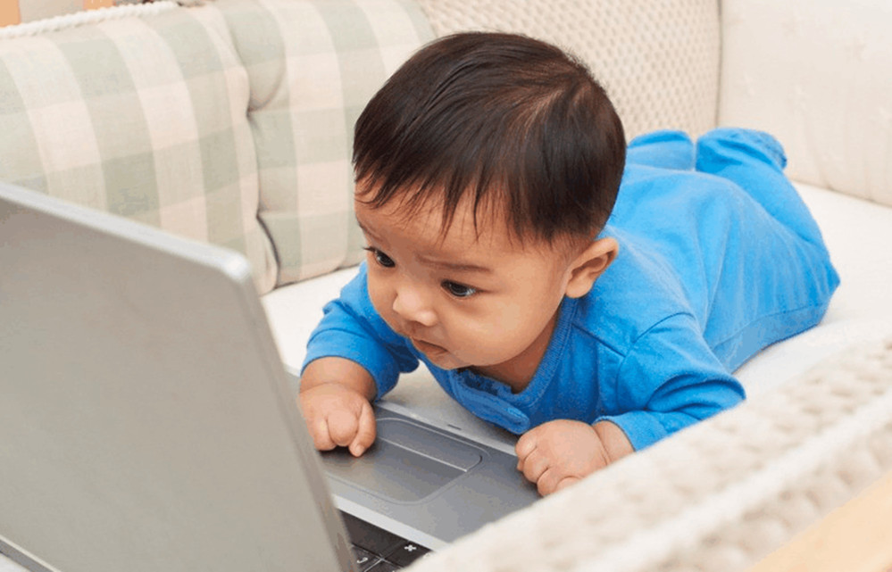 1岁半的宝宝爱上看电视，宝妈纠结：这么小的宝宝能不能看电视啊