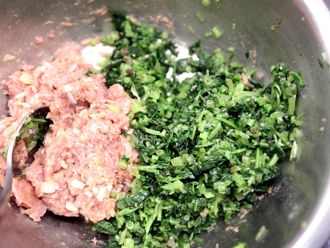 饺子馅调的太稀了可以放点泡面吗,白菜饺子馅太稀了有什么补救办法