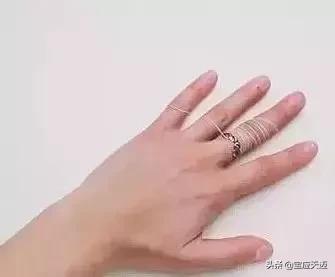 小学生手指被卡水杯盖消防解救,孩子手指卡住消防员解救