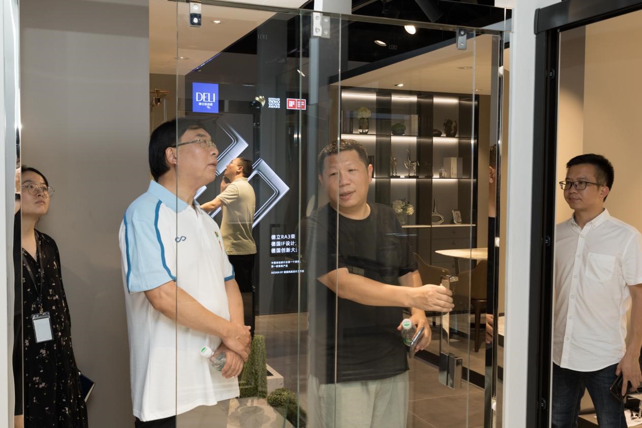 央视名嘴韩乔生为德立淋浴房点赞，新品SL3亮眼