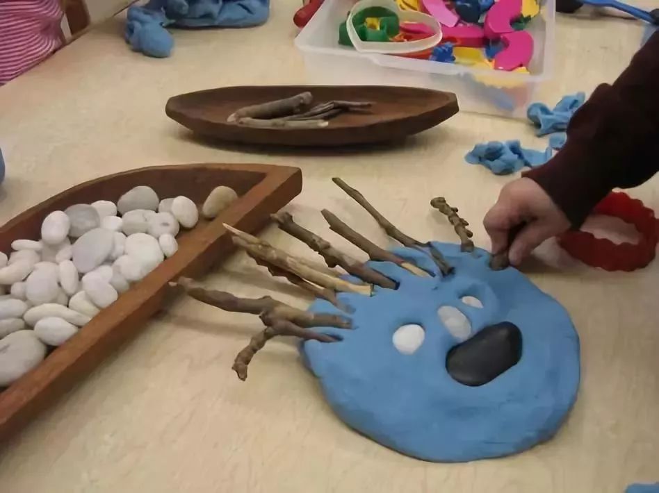 幼儿园用干树枝做成的手工,树枝创意100种手工画幼儿园