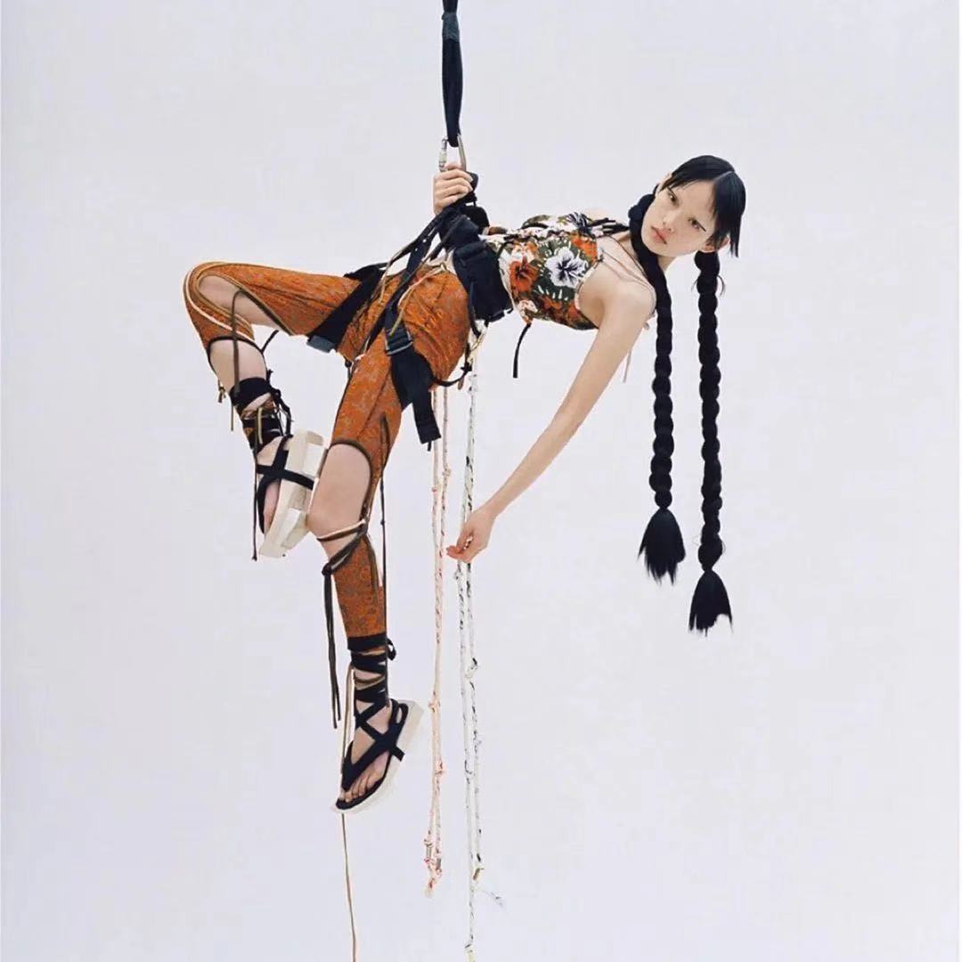 快成主流的“亚逼”,是一个___词?