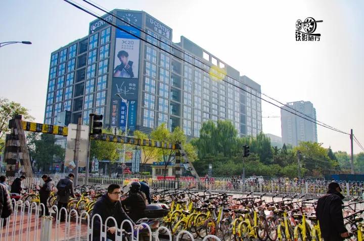 行人车辆请注意火车就要来了,行人车辆请注意火车来了不要抢道