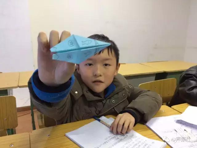 三年级想象作文老鼠乘纸飞机,纸飞机的作文三年级