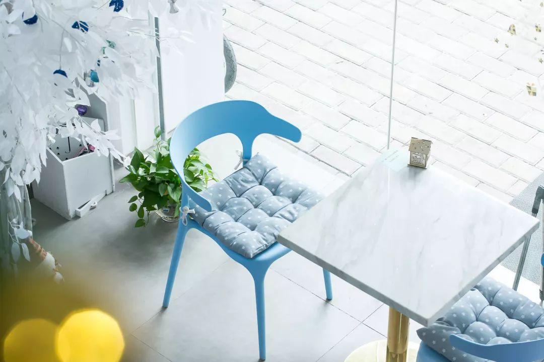 双色的双层小店，晚上有满天星星，呆足一天也不够