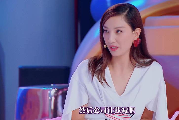 郑希怡阿娇同台,郑希怡送阿娇礼物完整版