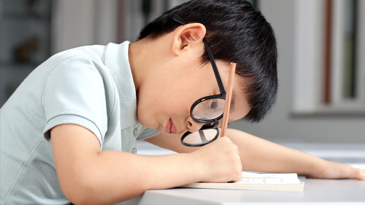 老师打骂体罚学生是犯法还是犯错,校长有权利给老师处分吗