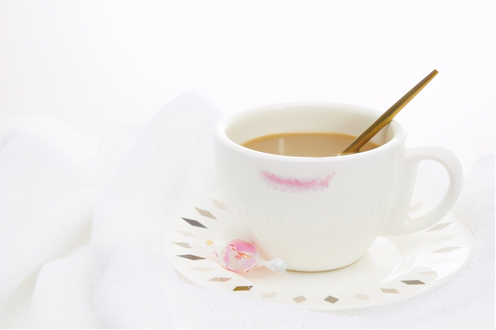 哪个牌子口红不怎么沾杯,大牌口红沾杯是正常的吗