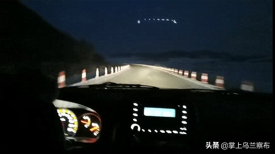 内蒙古通信行业突击小分队雪原急驰10小时帮助学生解决信号问题